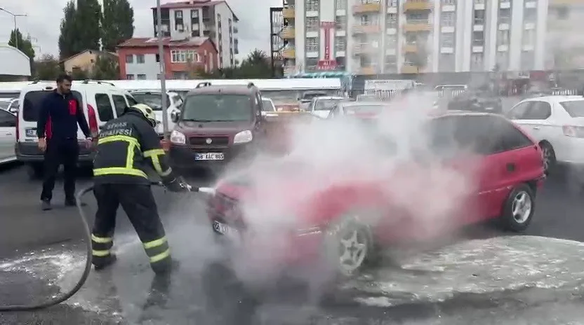 Sivas’ta bir hastanenin otoparkında park halindeki bir otomobilde yangın çıkarken,