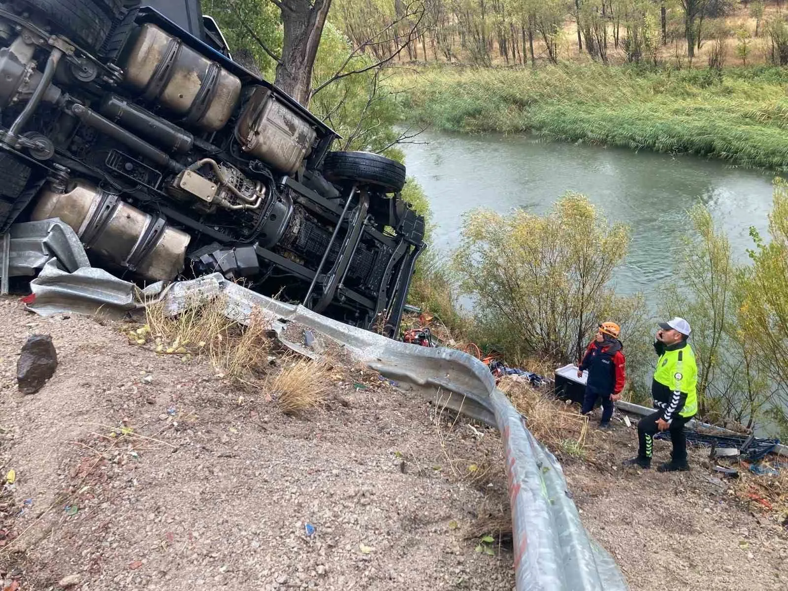 Sivas’ın Koyulhisar ilçesinde yağışın etkisiyle kontrolden çıkan sebze yüklü tır