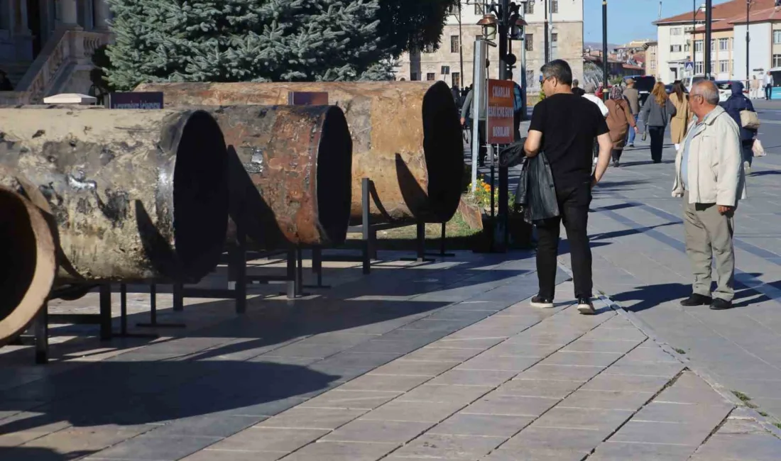 Sivas Belediyesi tarafından gerçekleştirilen altyapı çalışmalarında çıkarılan borular kent meydanında