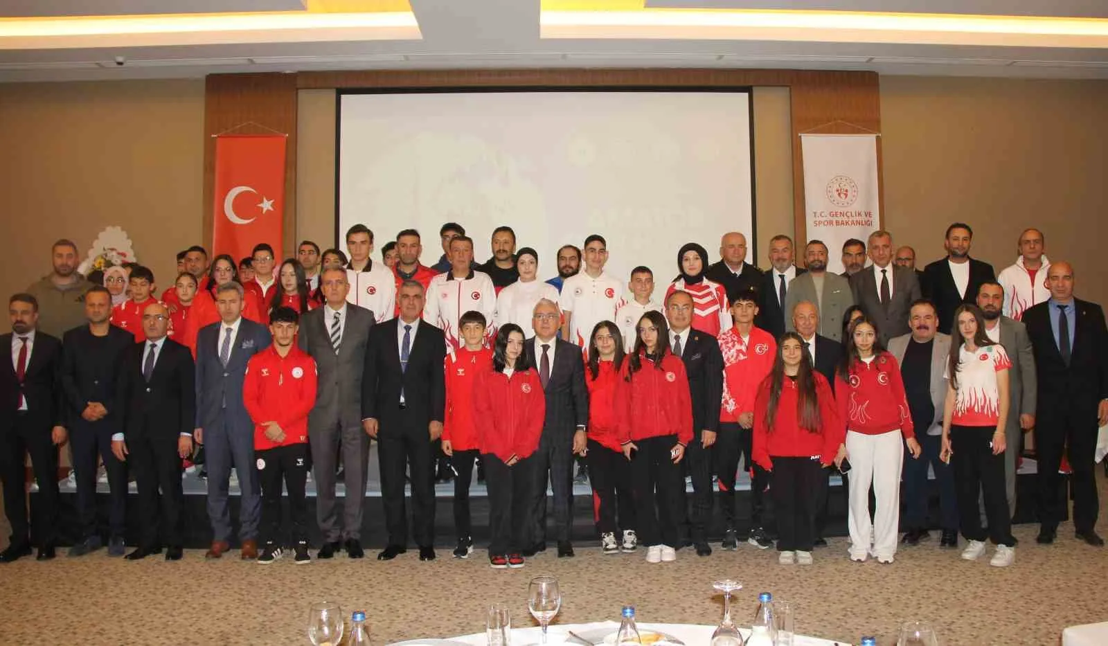 Sivas’ta “Amatör Spor Haftası Kapanış” etkinlikleri kapsamında “Zirvedeki Yiğidolar-4” sloganıyla