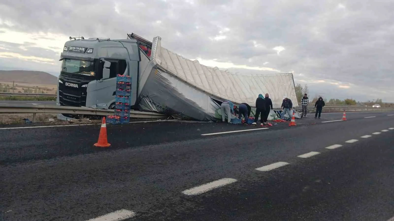 Eskişehir’in Sivrihisar ilçesinde sebze yüklü tırın devrilmesi sonucu meydana gelen