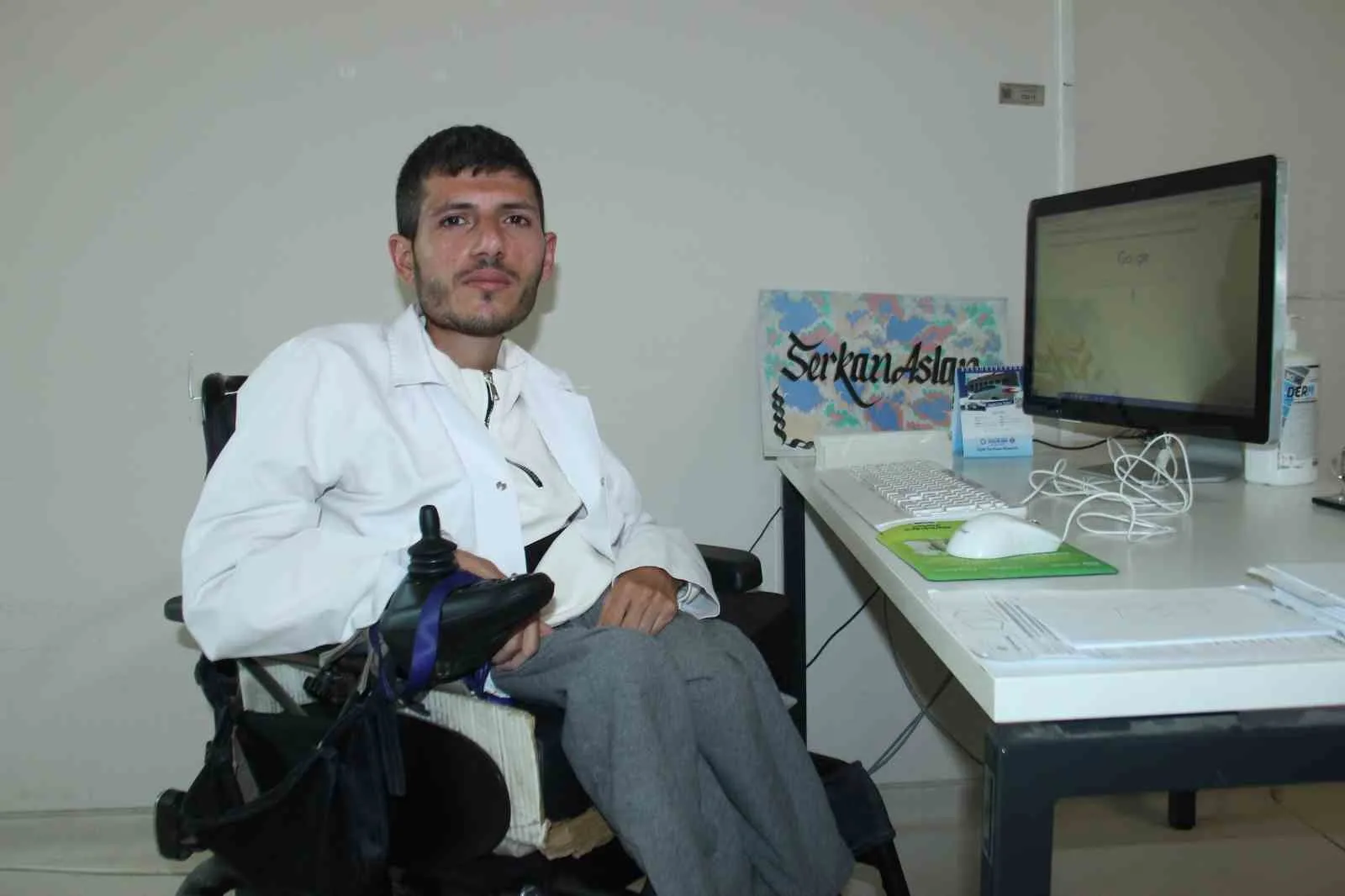 Doğuştan SMA hastası olan genç, hayatı boyunca karşılaştığı engelleri aşarak