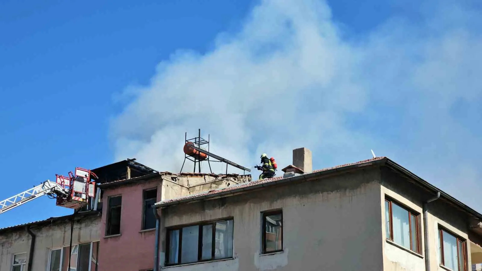 Kayseri’nin Talas ilçesinde sobayı yakmak isteyen bir kişi evi yaktı.