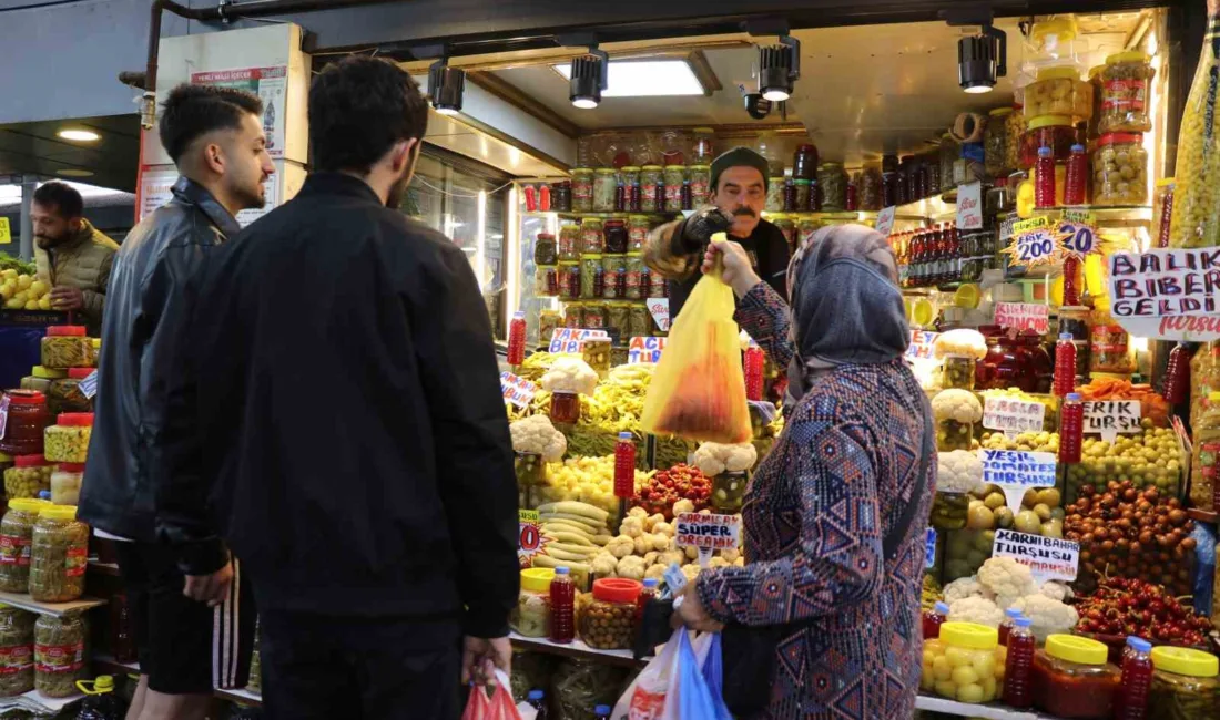 Sivas’ta sonbaharın gelmesiyle birlikte sofraların vazgeçilmezi rengârenk turşular, tezgahları ve