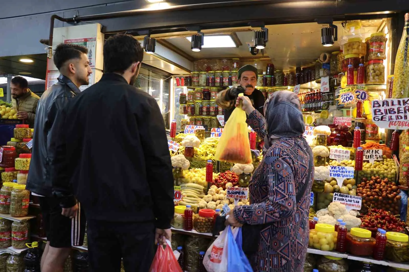 Sivas’ta sonbaharın gelmesiyle birlikte sofraların vazgeçilmezi rengârenk turşular, tezgahları ve