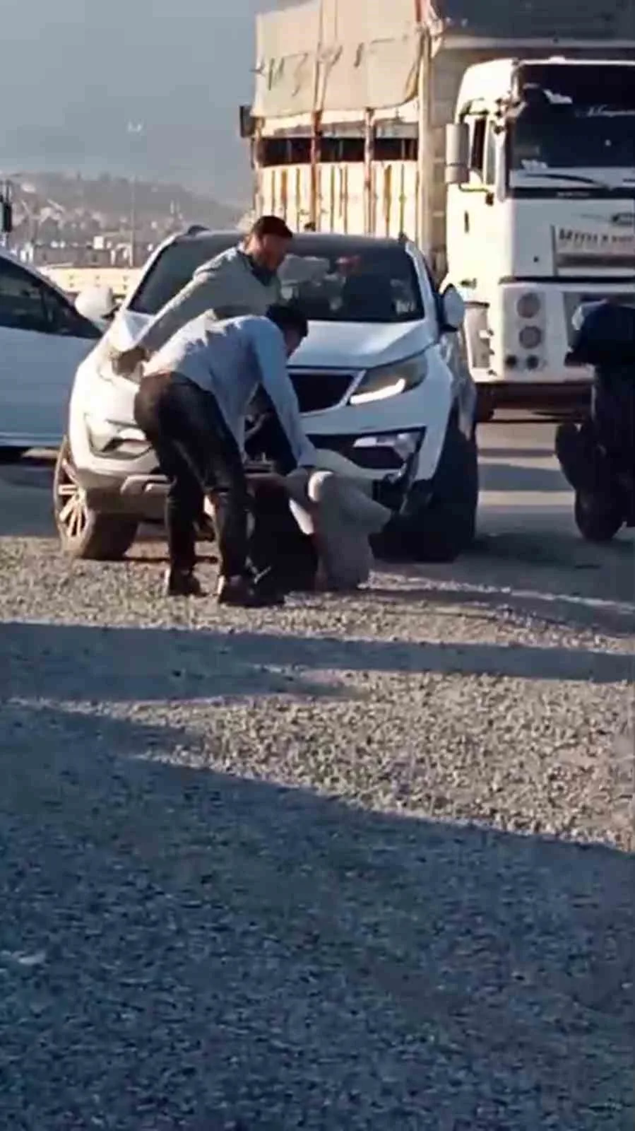 Hatay’da 2 şahsın sokak ortasında bir kişiyi öldüresiye dövdüğü anlar