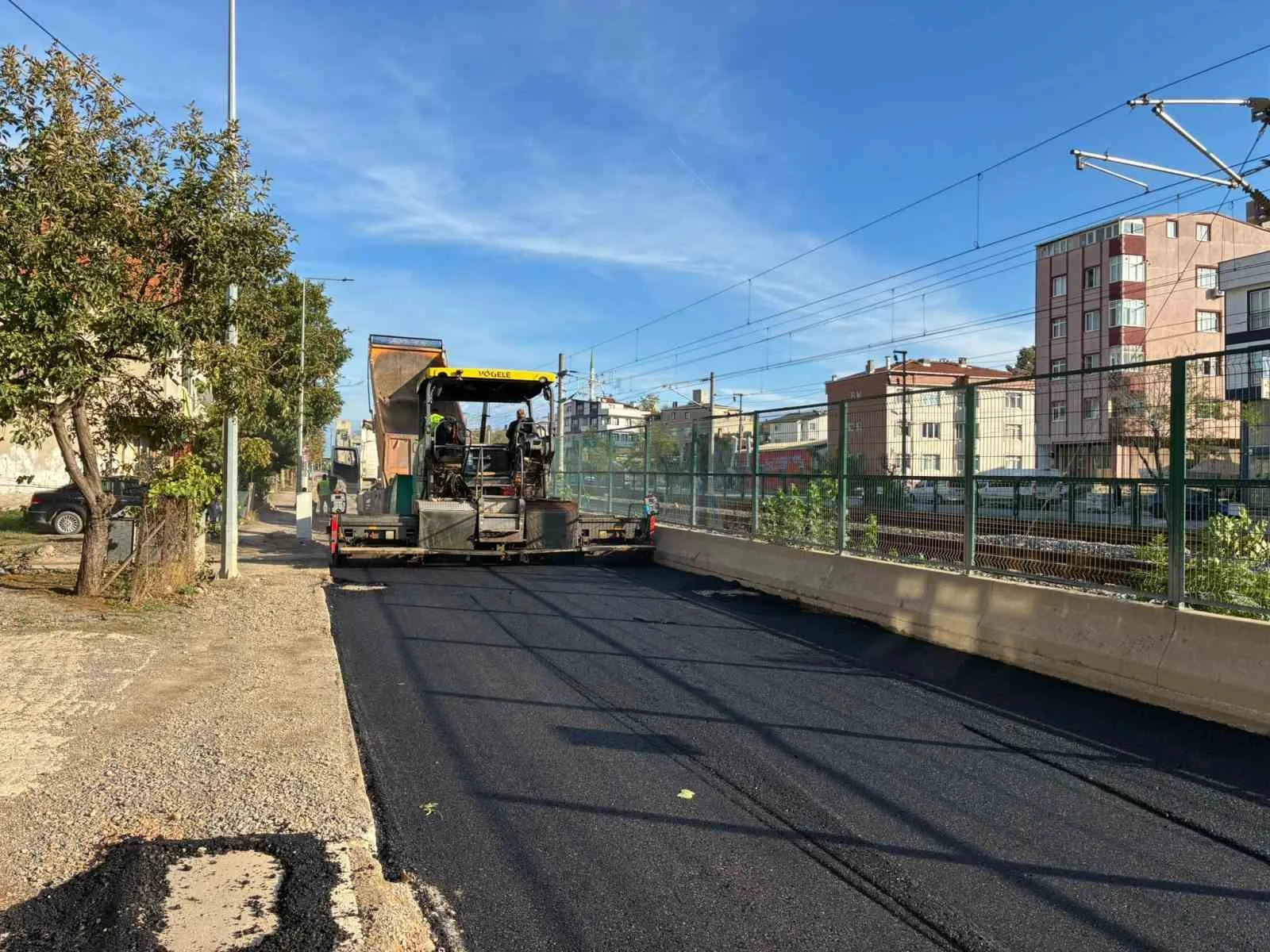 Gebze İstasyon Mahallesi Şehit Abdullah Horoz Caddesi’ne sıfır asfalt serilirken,
