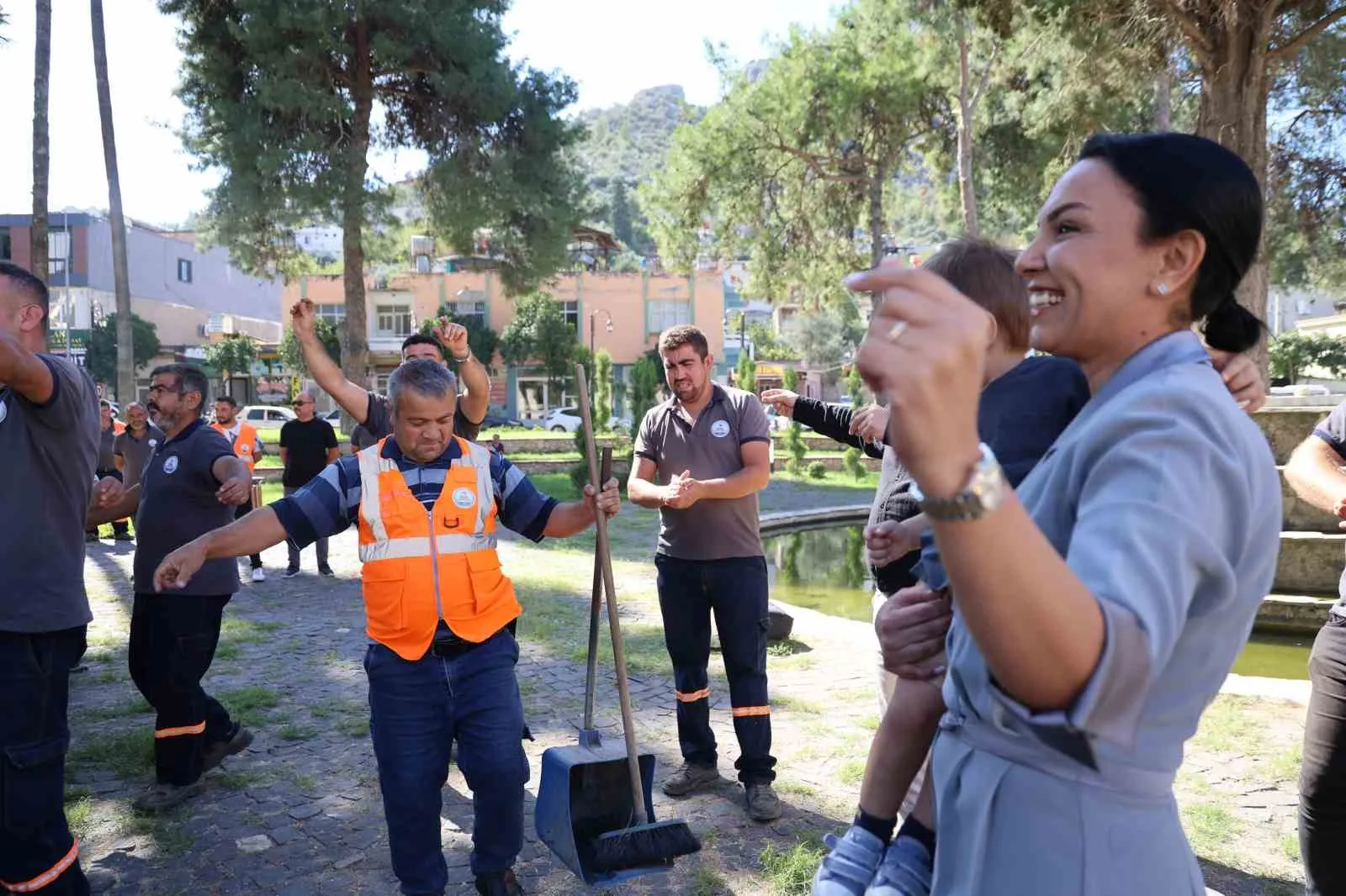 Adana’nın Kozan Belediyesi temizlik işçileri, 2 bin 930 sokağı temizleyip