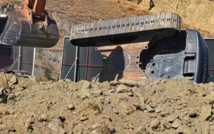 Söke’nin Fevzipaşa Mahallesi’ndeki bir inşaat alanında iş makinesinin devrilmesi sonucu