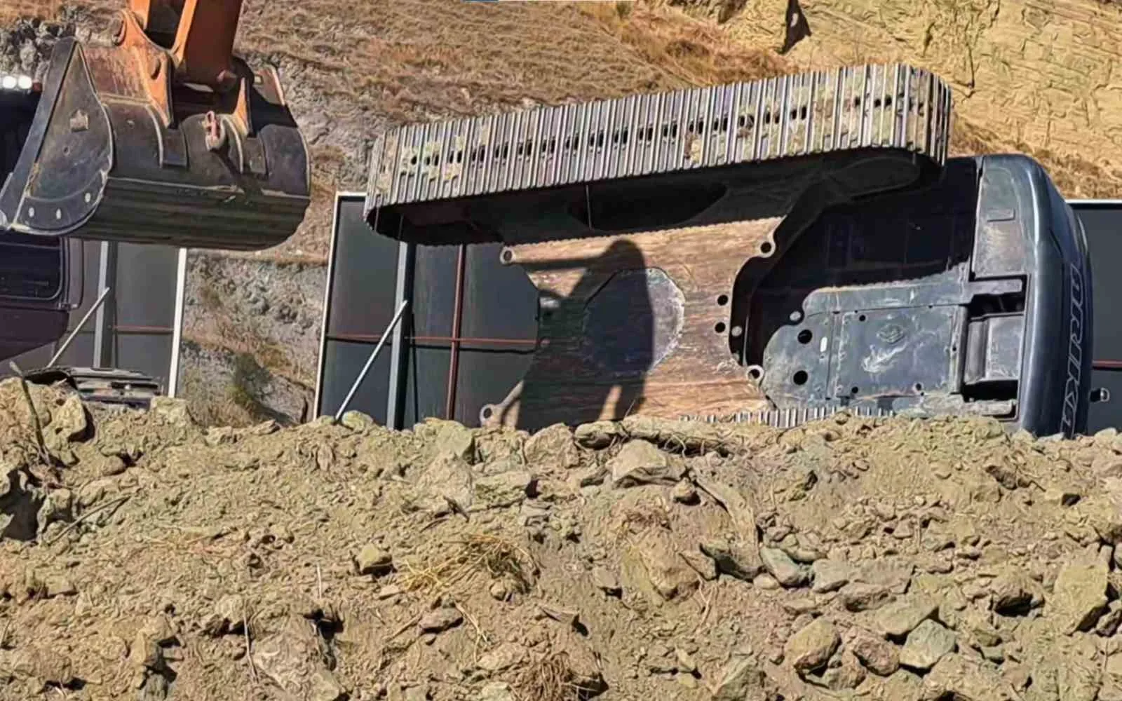 Söke’nin Fevzipaşa Mahallesi’ndeki bir inşaat alanında iş makinesinin devrilmesi sonucu