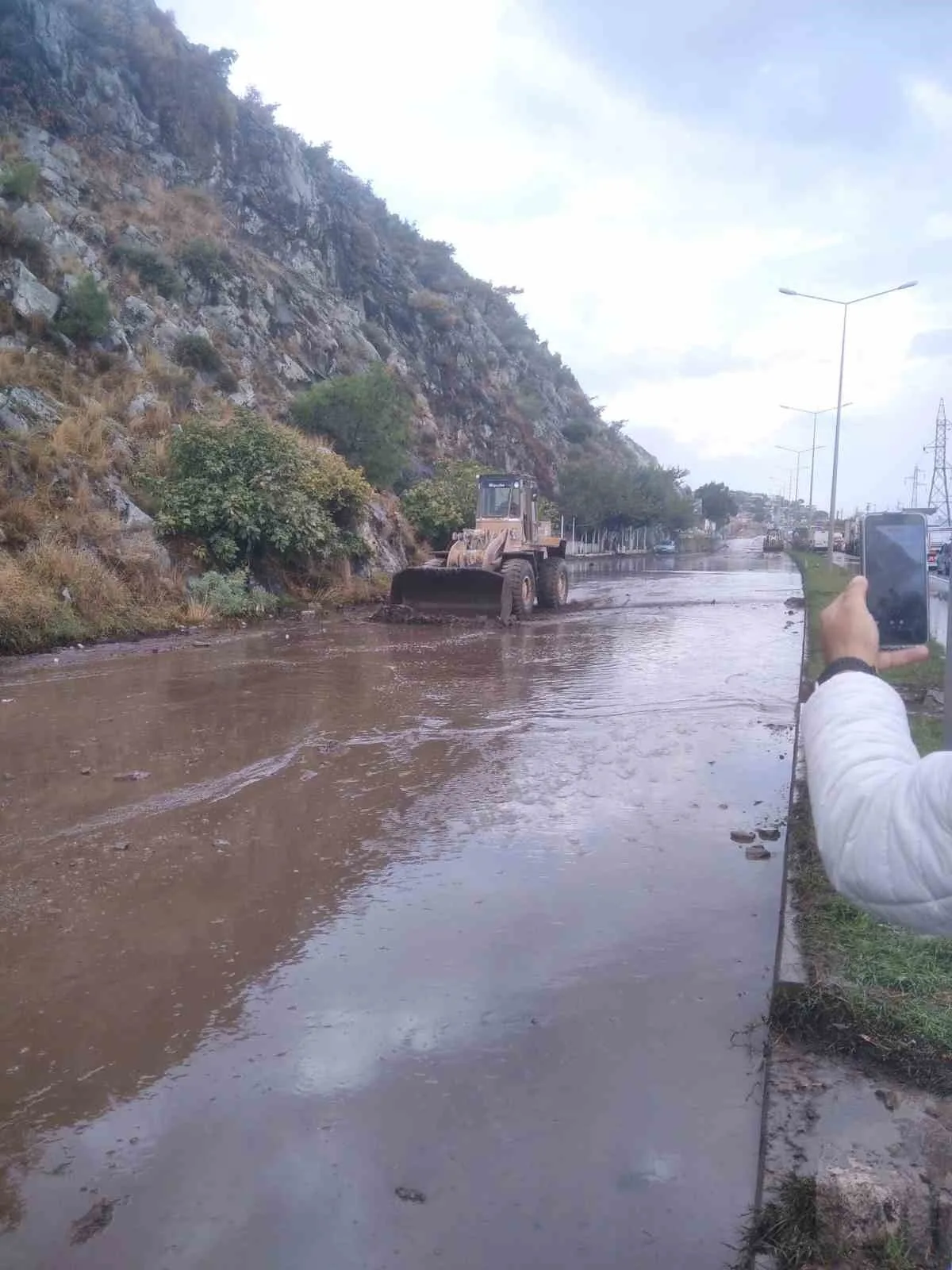Aydın’ın Söke ilçesinde etkili olan sağanak yağış sonrası toprak kayması