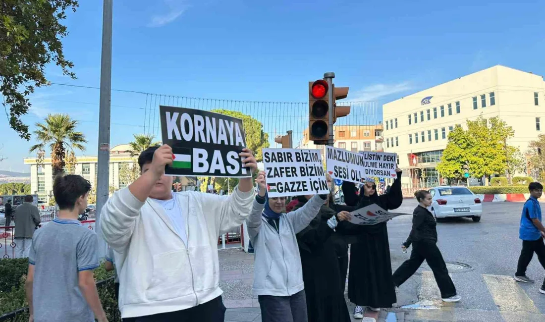 Manisa’nın Soma ilçesinde vatandaşlar ve öğrenciler, “Filistin için korna bas”