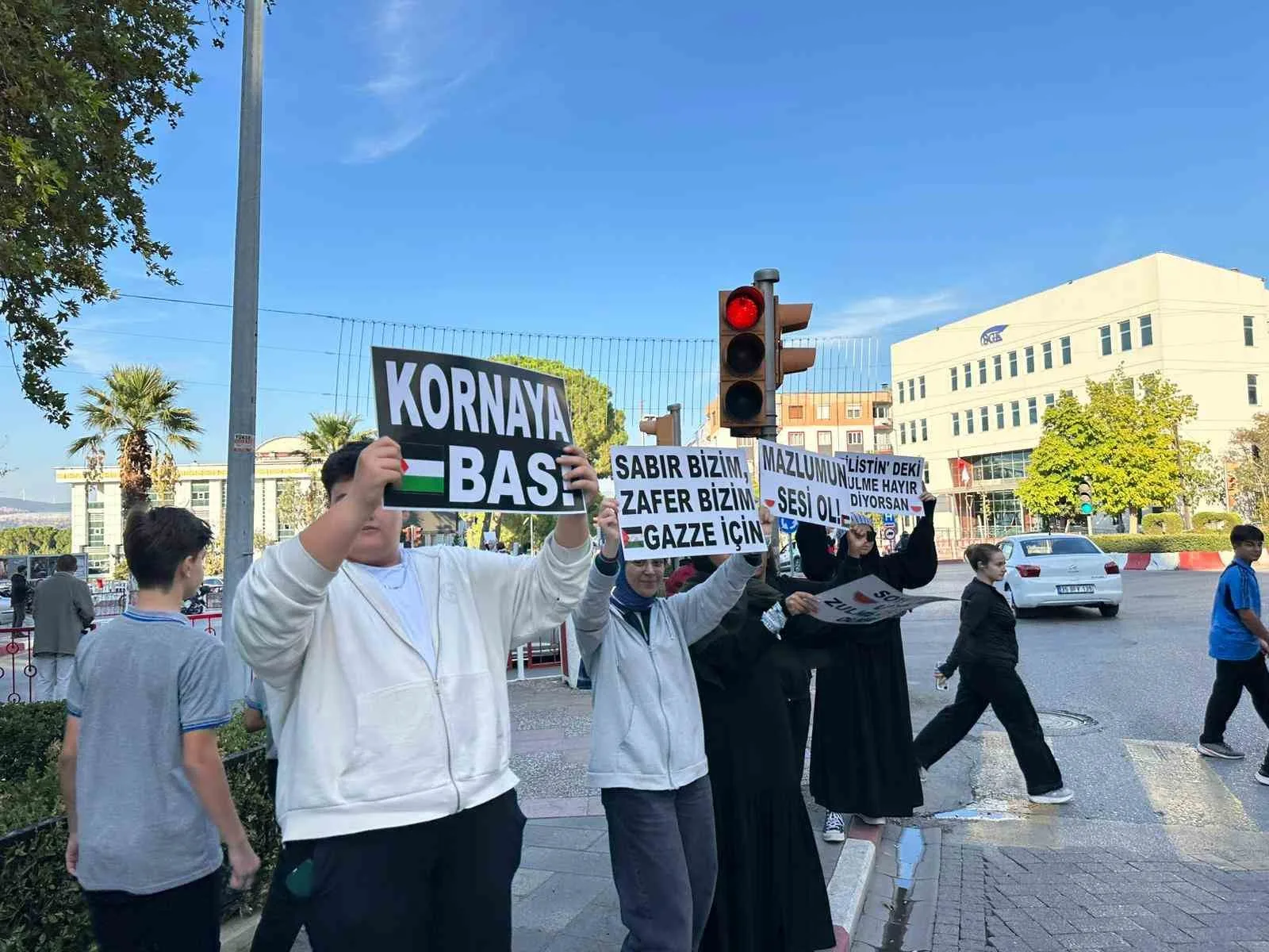 Manisa’nın Soma ilçesinde vatandaşlar ve öğrenciler, “Filistin için korna bas”