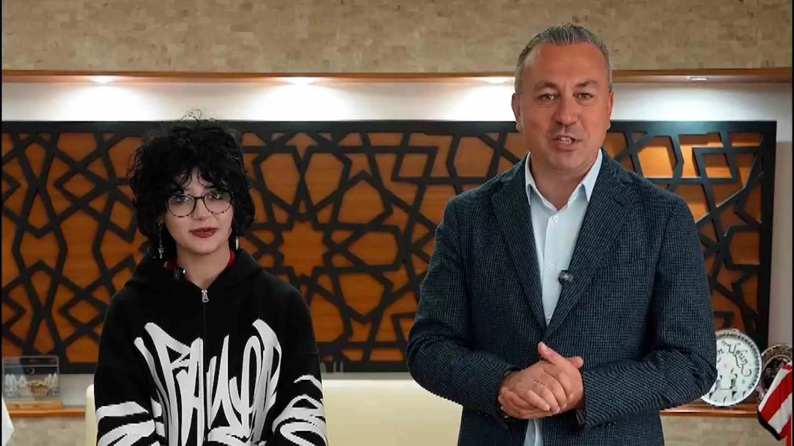 Sivas’ta genç bir kızın akıllı durak kabininin üzerine şekiller çizmesi