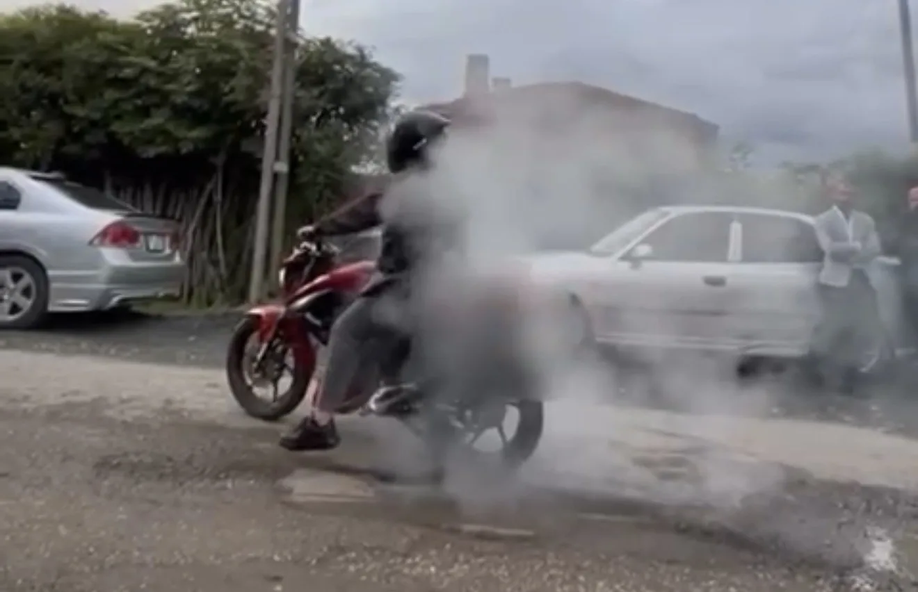 Samsun Çarşamba ilçesinde motosikleti ile durduğu yerde duman çıkartan sürücü