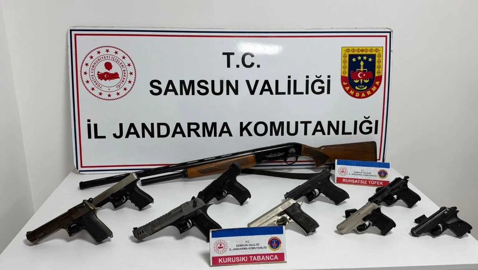 Samsun’un Vezirköprü ilçesinde jandarma ekipleri, sosyal medyada havaya ateş ettikleri
