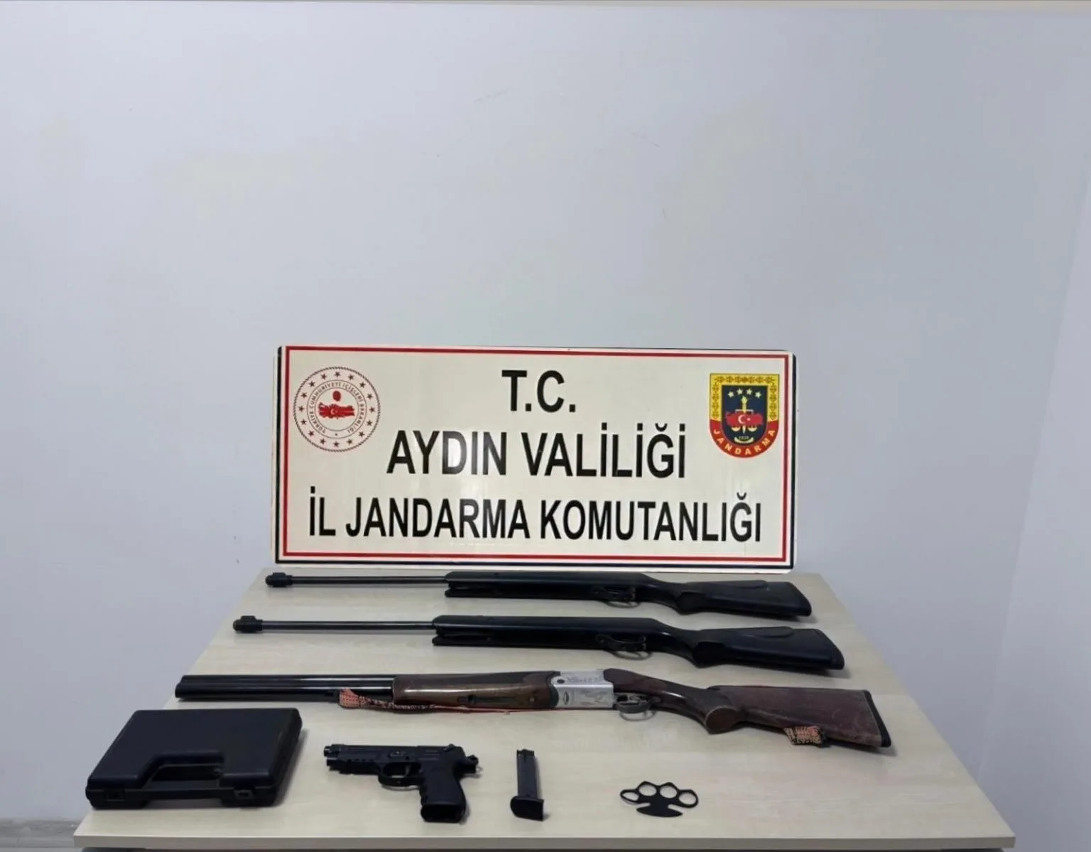 Aydın’ın Söke ilçesinde sosyal medyadan silahlı foto paylaşan şahsın evinde