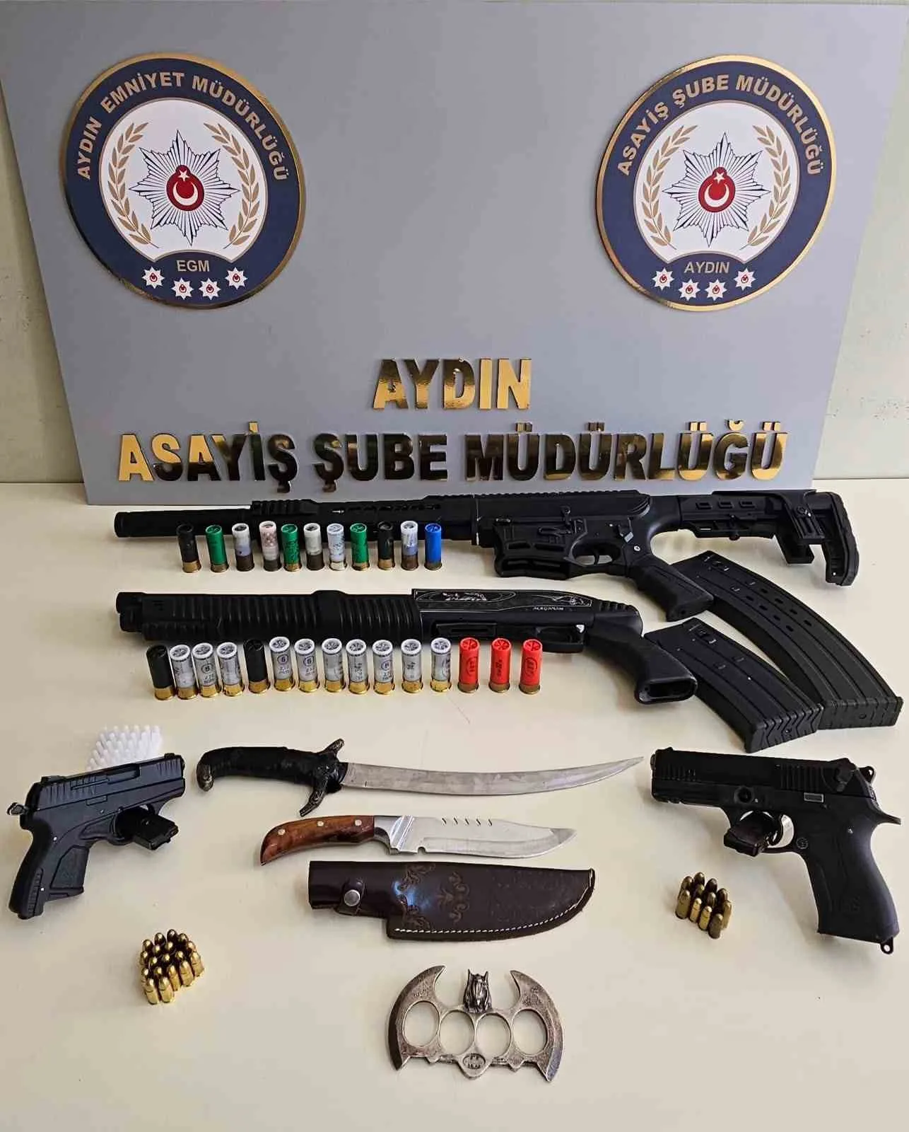 Aydın’ın Efeler ilçesinde sosyal medya üzerinden silah paylaşan 6 şüpheli