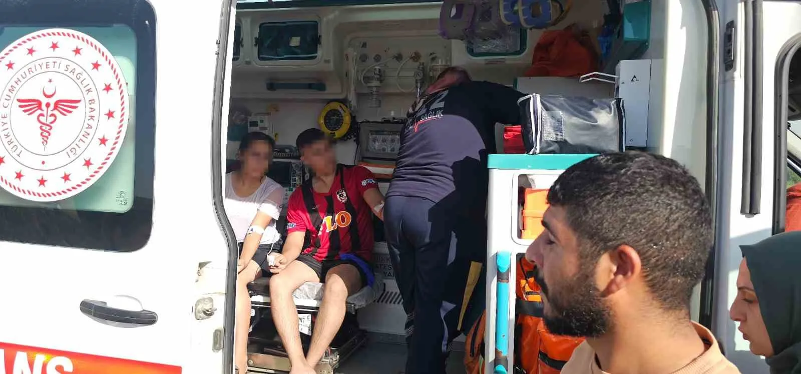 Gaziantep’in Karkamış ilçesinde bulunan Fırat nehrine girerek boğulma tehlikesi geçiren