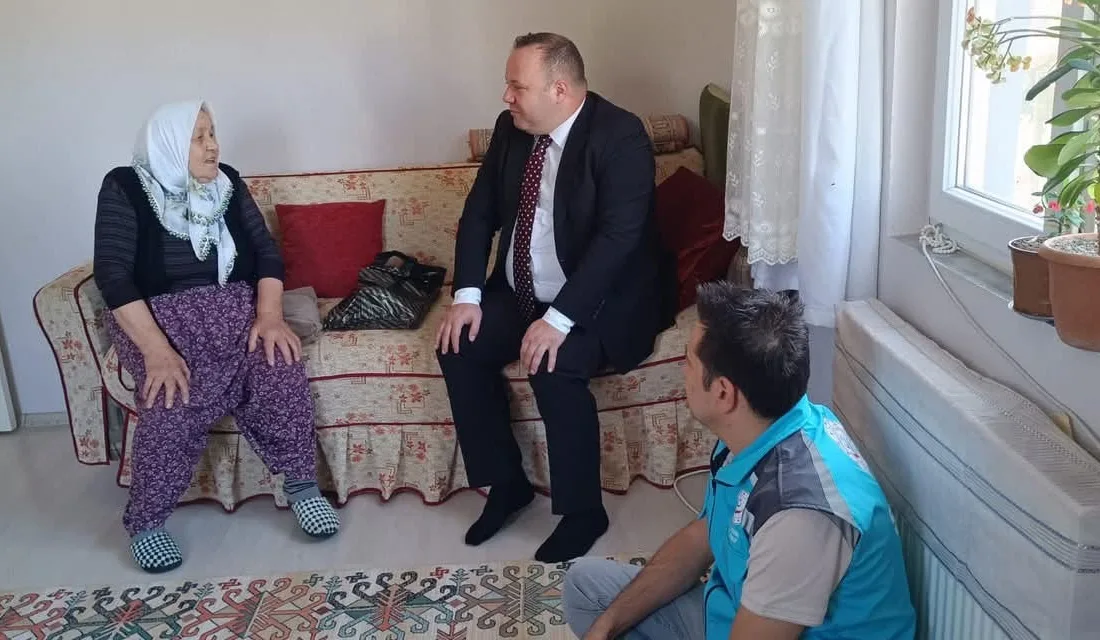 Afyonkarahisar’da 1 Ekim Dünya Yaşlılar Günü dolayısıyla Şuhut Kaymakamı İzzet