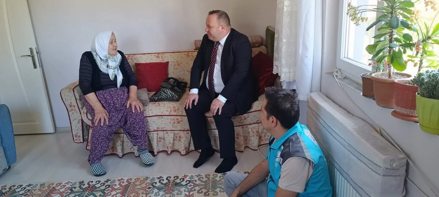 Afyonkarahisar’da 1 Ekim Dünya Yaşlılar Günü dolayısıyla Şuhut Kaymakamı İzzet