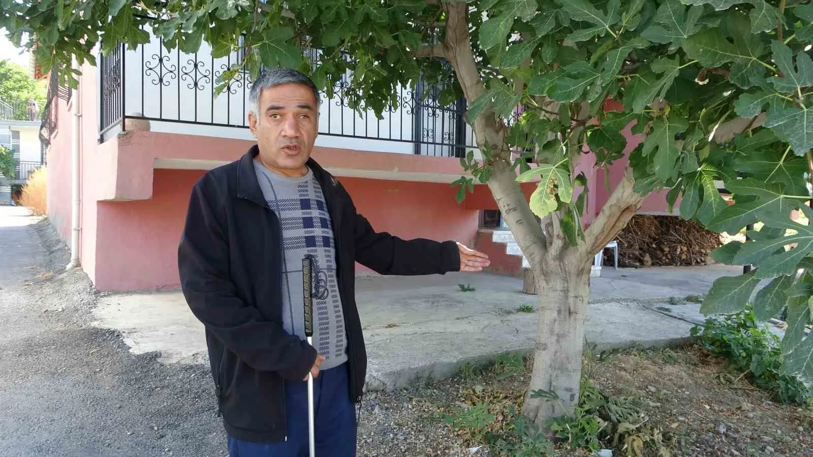 Malatya’nın Battalgazi ilçesinde yaşayan görme engelli rehber öğretmen Nurettin Kaplan,