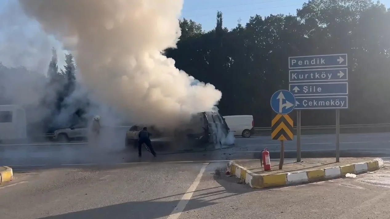 Sultanbeyli’de meydana gelen kazada iki araç çarpıştı. Çarpışmanın etkisiyle araçlardan