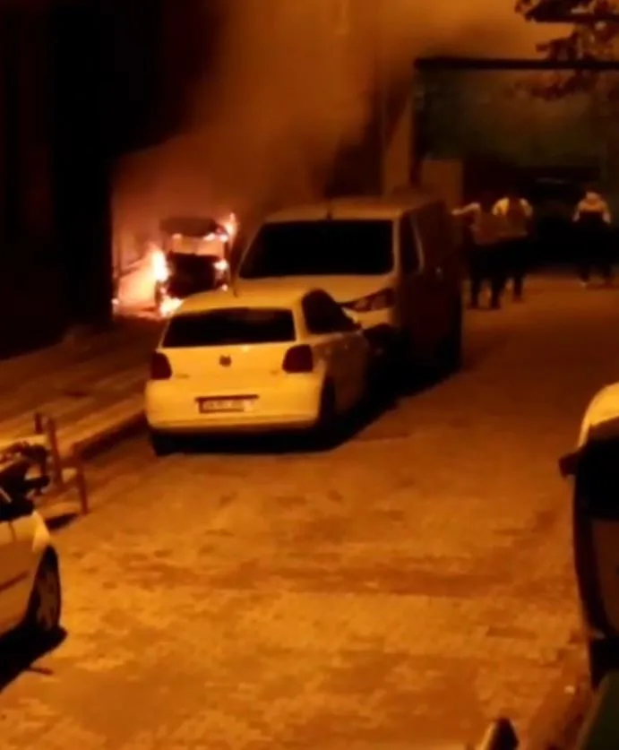 Sultangazi’de park halindeki bir elektrikli araçta yangın çıktı. Araç kullanılamaz