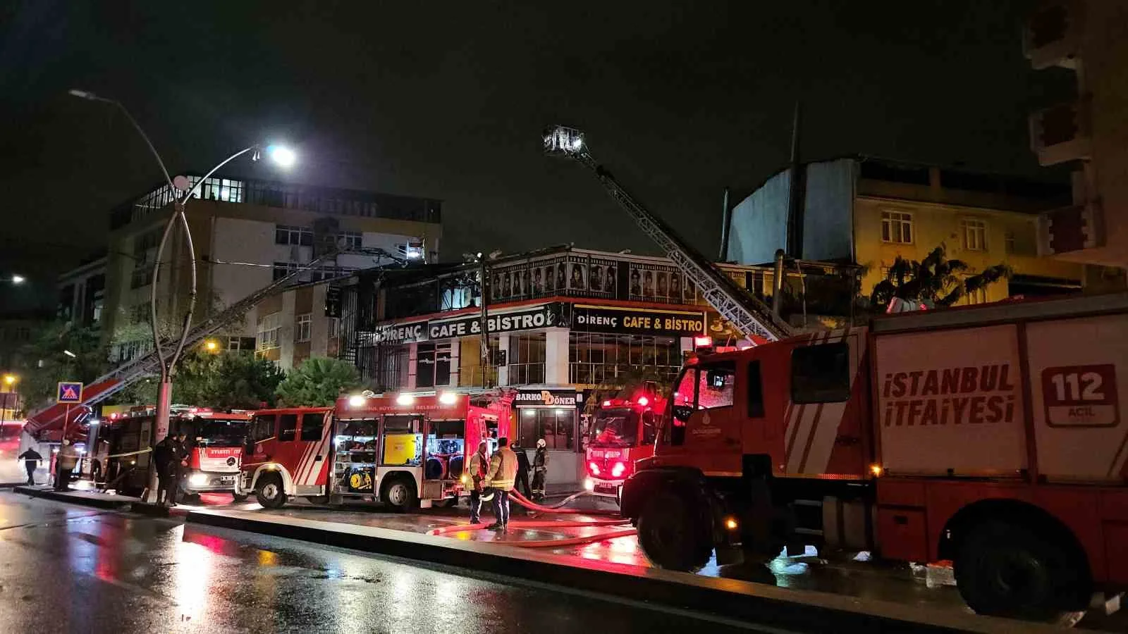 Sultangazi’de 3 katlı kafenin çatısında başlayan yangın hızla büyüdü. İtfaiye