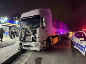 İstanbul Sultangazi’de kontrolden çıkan tır, park halindeki 5 araca çarptı.