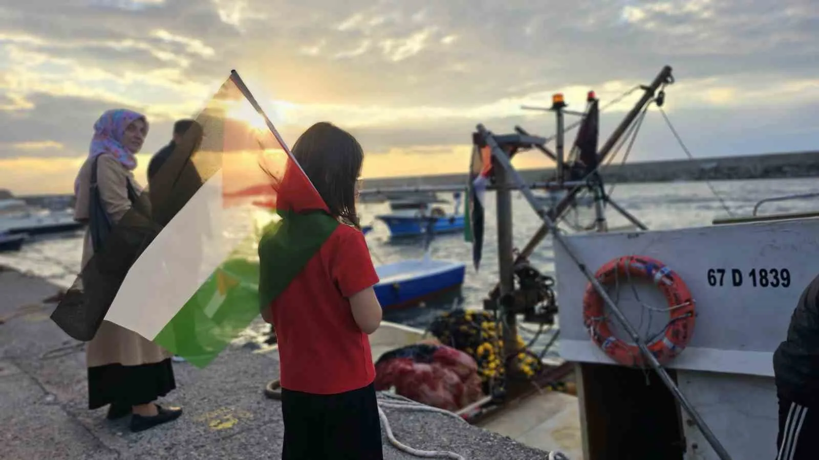 ZONGULDAK (İHA) – Zonguldak’ın Kilimli Limanı’nda İsrail’in Gazze’deki katliamı ve