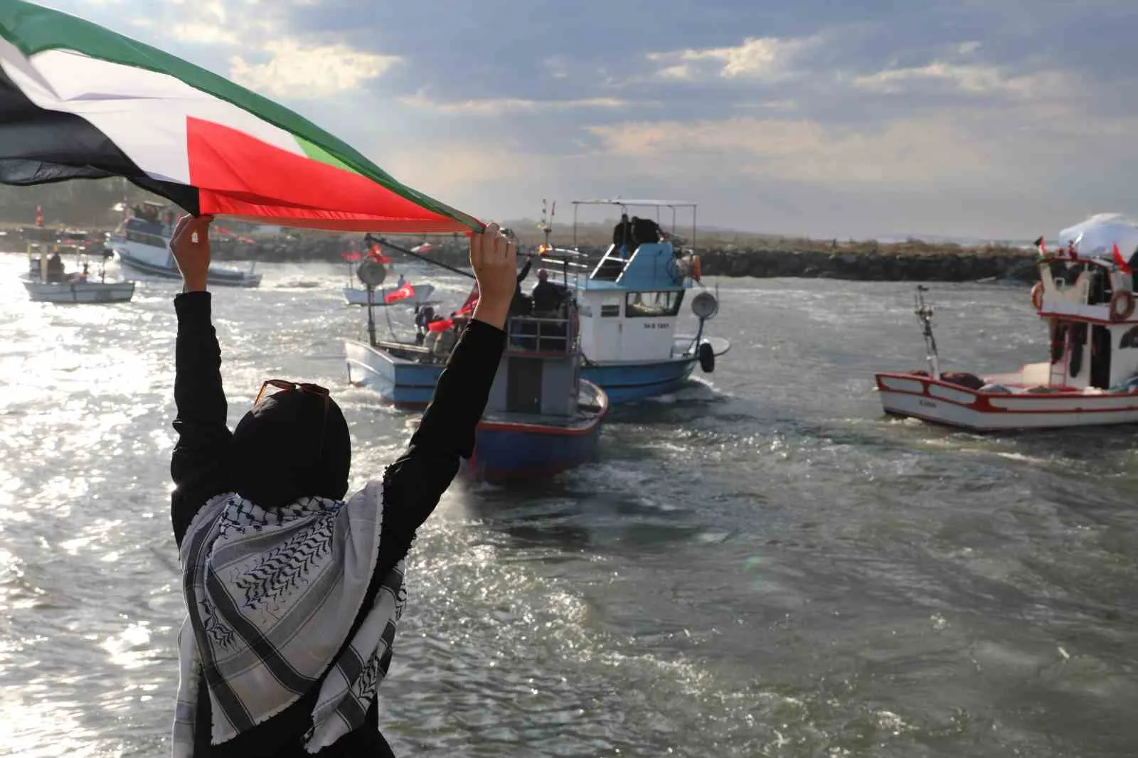 Sakarya’nın Karasu ilçesinde İsrail’in Gazze’de devam eden soykırımları kınanarak, ablukayı