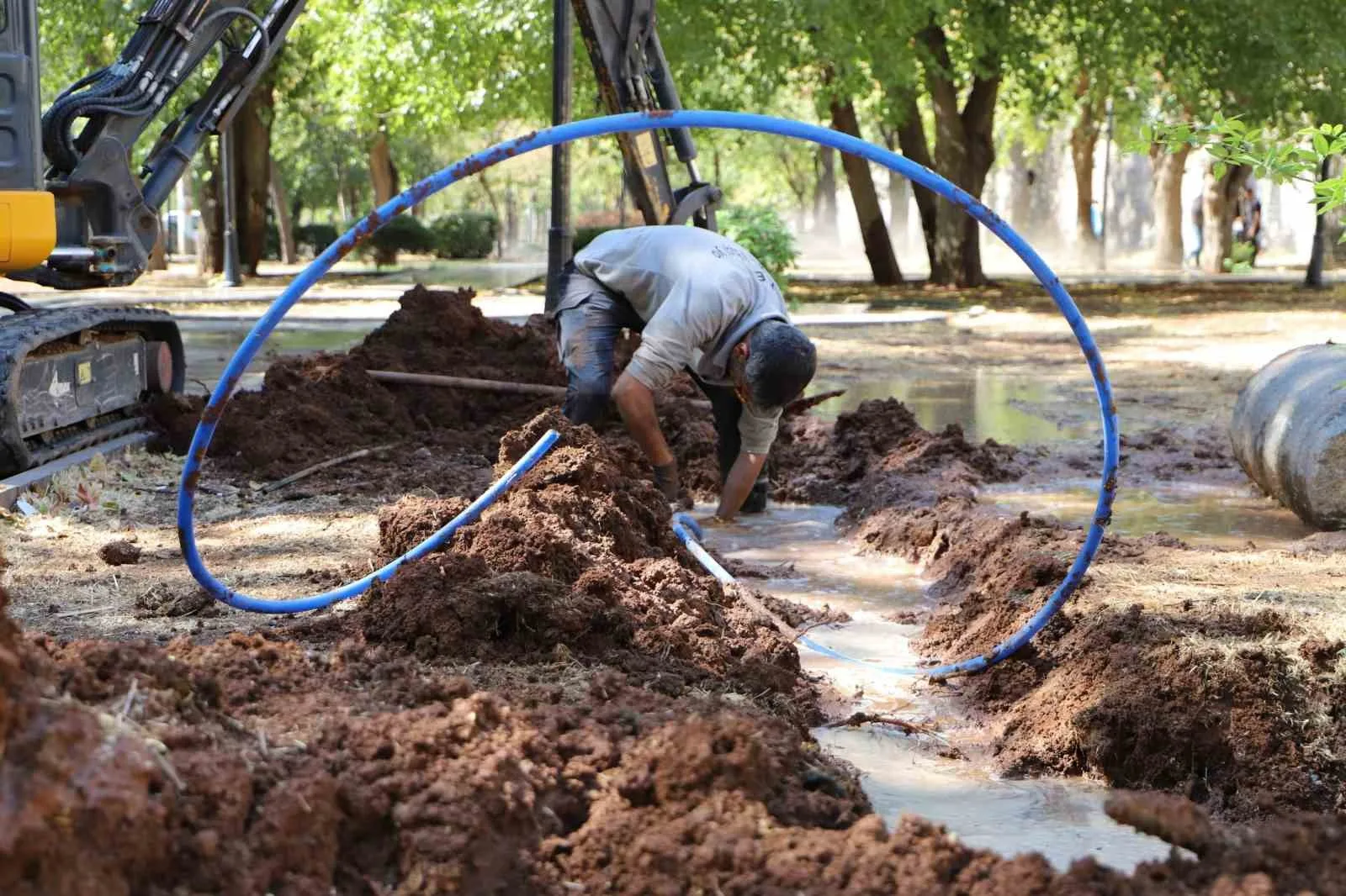 Diyarbakır Büyükşehir Belediyesi, tarihi Surların restorasyonu sırasında yıpranan yeşil alanlarda