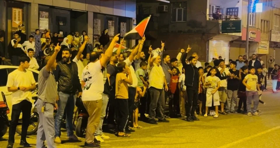 Şanlıurfa’nın Suriye sınırındaki Ceylanpınar ilçesinde vatandaşlar, İsrail’in Uluslararası Sumud Filosu’na
