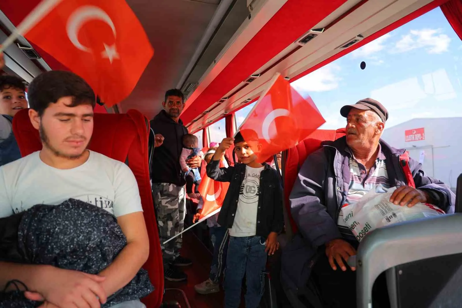 Kahramanmaraş’ta yaşayan Suriyeliler geçici barınma merkezinden ülkelerine dönüşleri sürerken bugünde