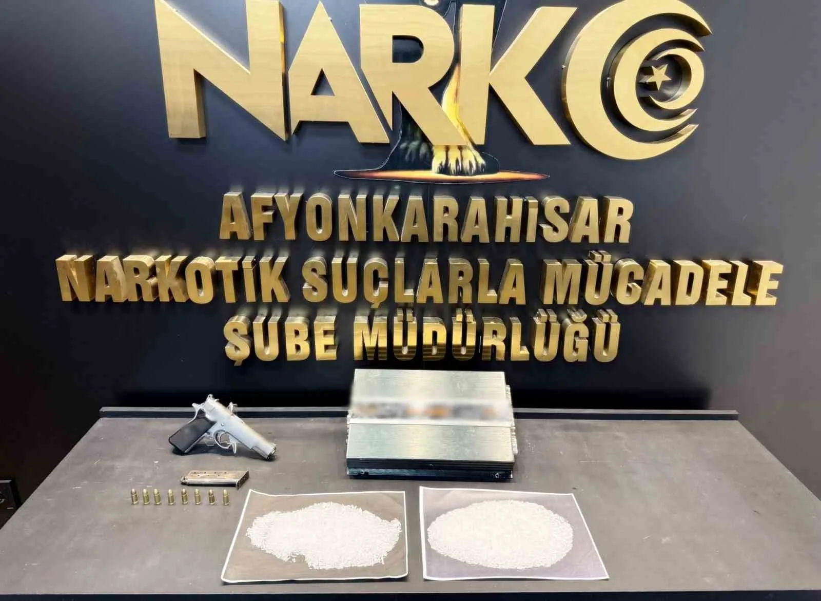 Afyonkarahisar’da seyahat ettiği yolcu otobüsünde uyuşturucu ve ruhsatsız tabanca ile