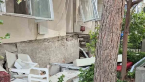 Avcılar’da, 6 katlı binanın giriş kat dairesinin balkonu çöktü. O