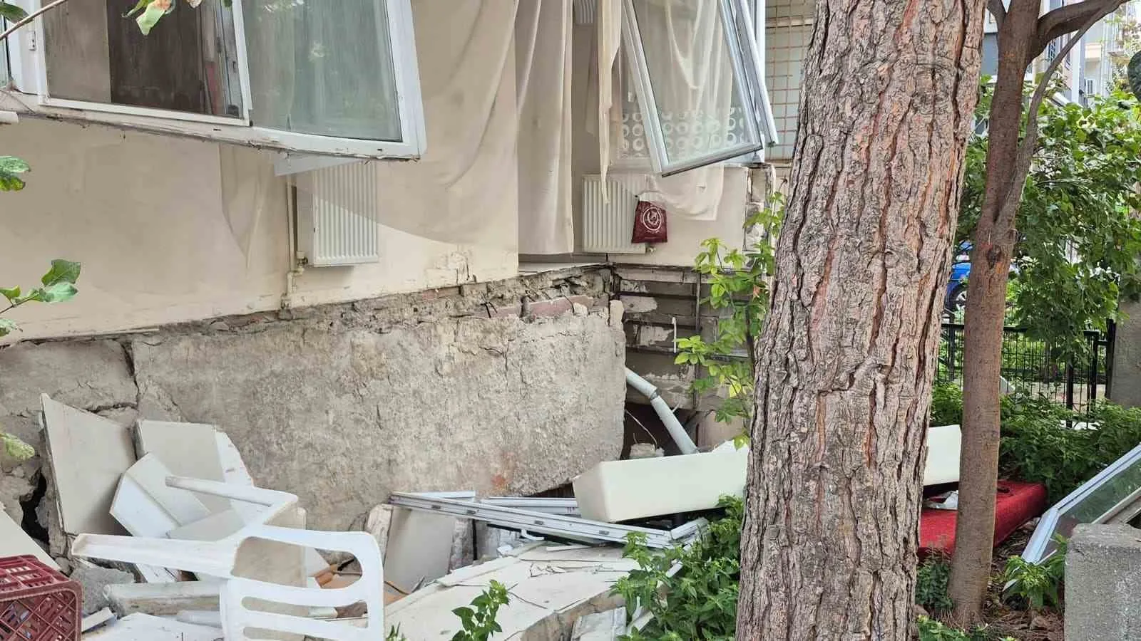 Avcılar’da, 6 katlı binanın giriş kat dairesinin balkonu çöktü. O