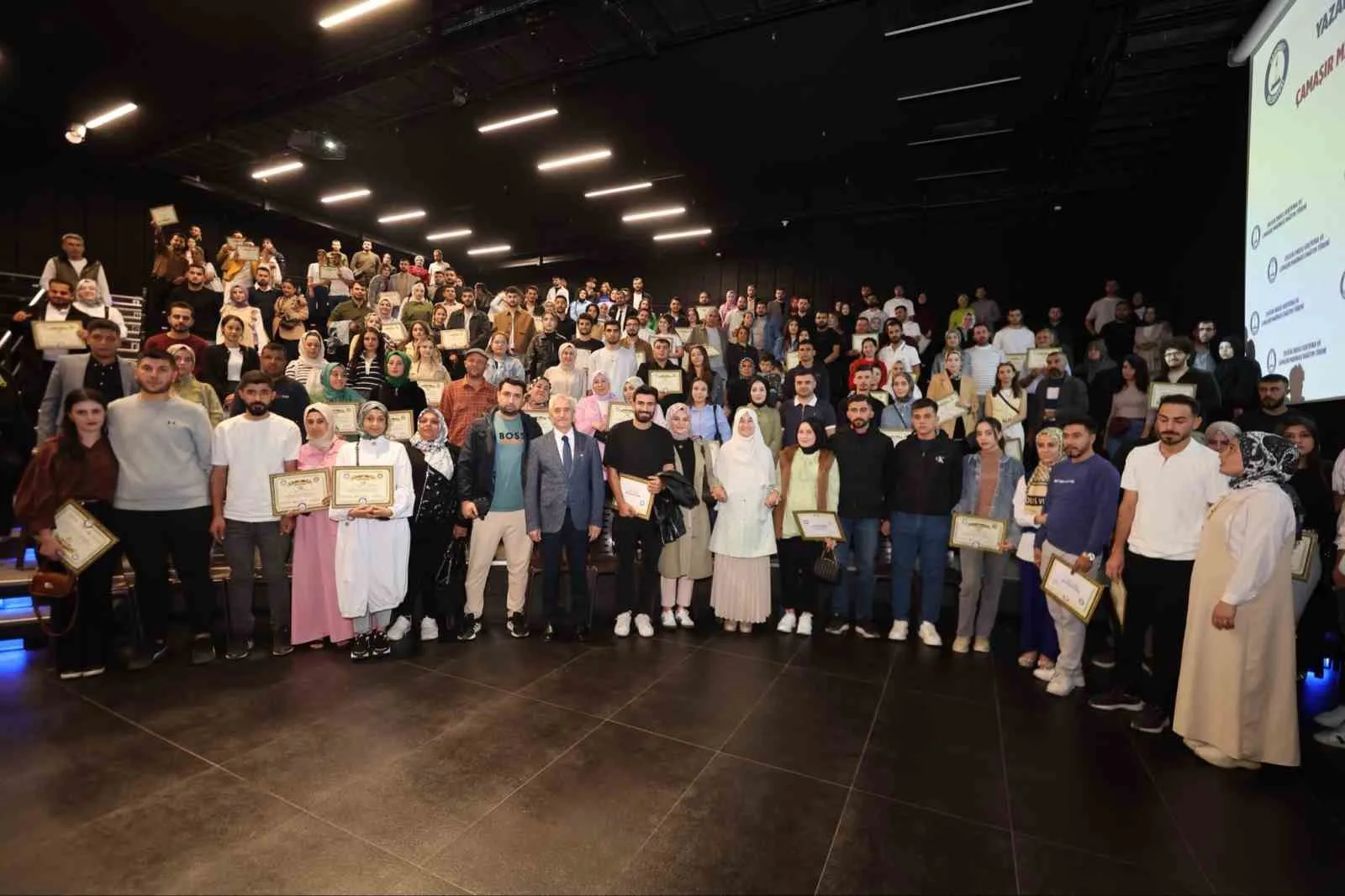 Şahinbey Belediye Başkanı Mehmet Tahmazoğlu, evlilik hazırlığı yapan genç çiftlere