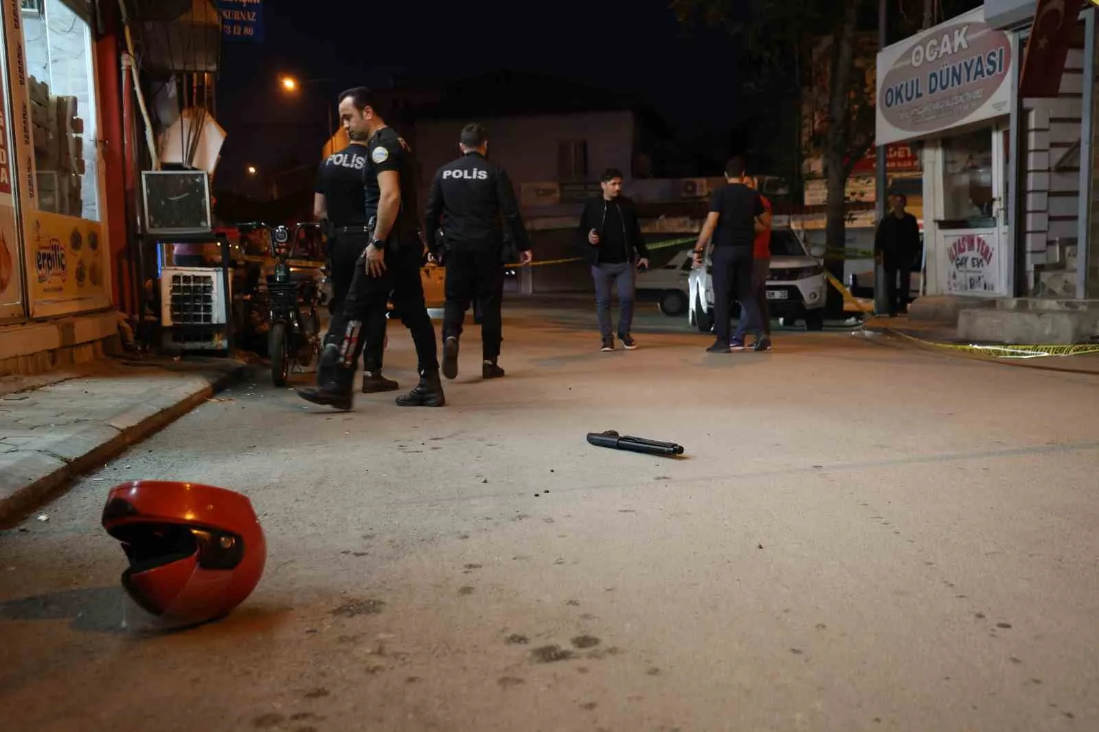 Adana’nın Kozan ilçesinde motosikletli salgırgan, takip ettiği şahsı girdiği dükkanda