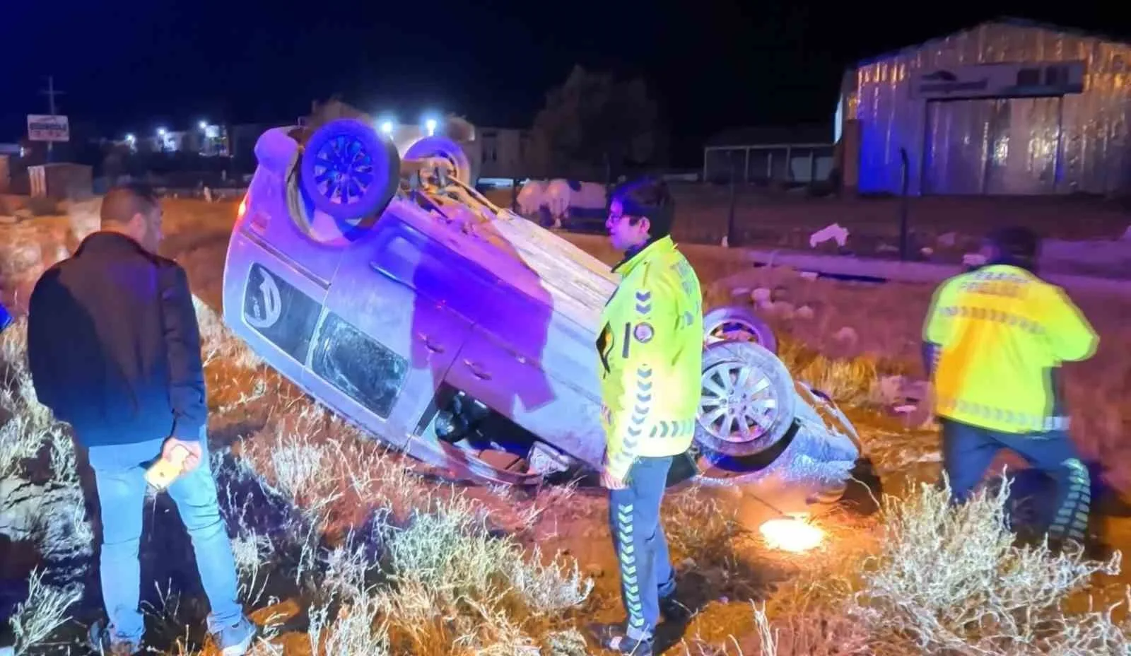 Aksaray’da sürücüsünün direksiyon hakimiyetini kaybettiği hafif ticari araç şarampole takla