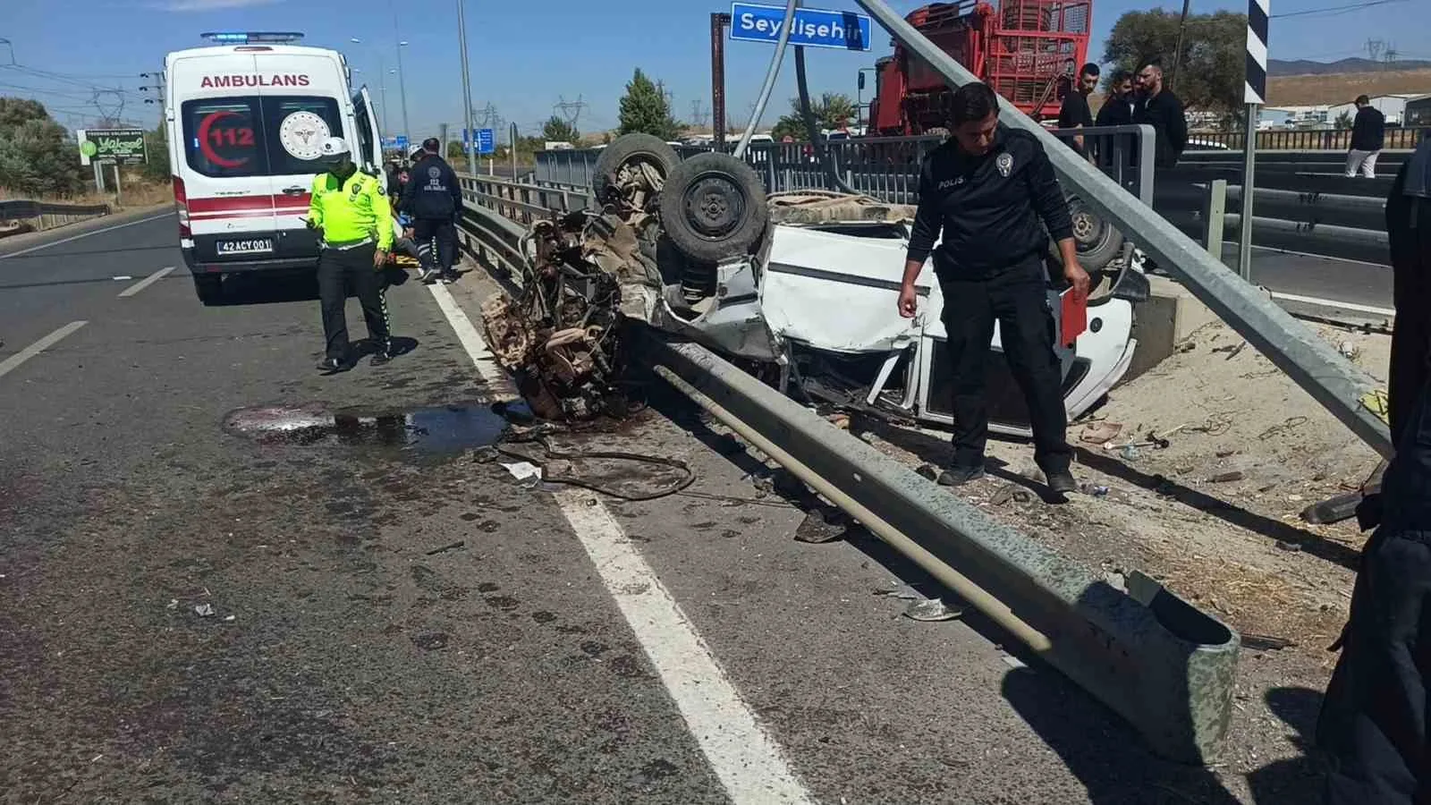 Konya’nın Seydişehir ilçesinde otomobilin takla atarak aydınlatma direği ve refüjdeki