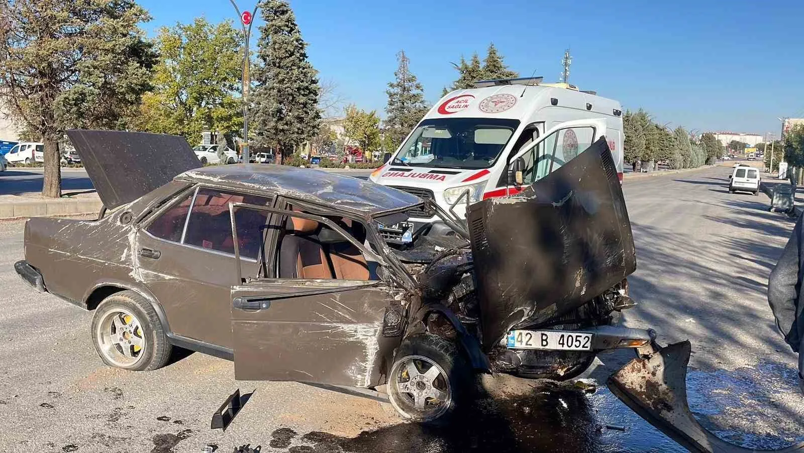 Karaman’da kontrolden çıktıktan sonra refüjdeki ağacı kökünden kırarak takla atan