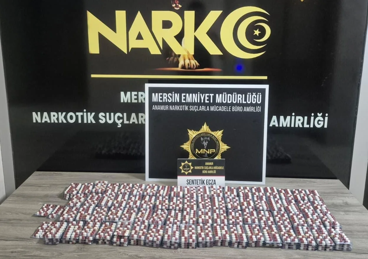 Mersin’in Anamur ilçesinde bir ticari takside arama yapan narkotik polisi