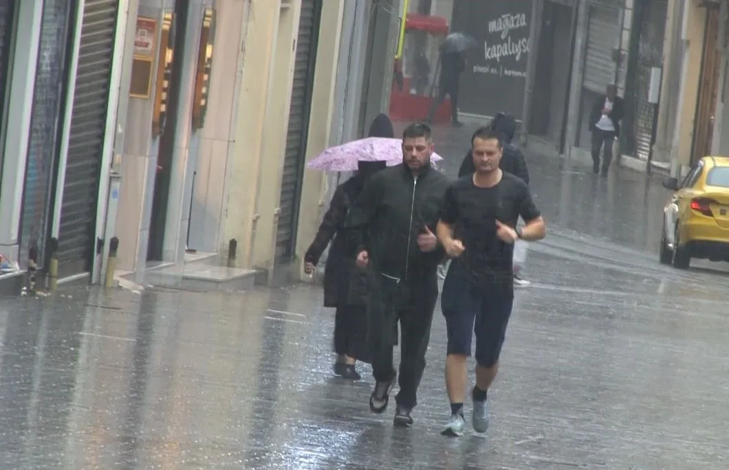 İstanbul’da, sabahın erken saatlerinde etkisini gösteren sağanak yağış, Beyoğlu Taksim’de