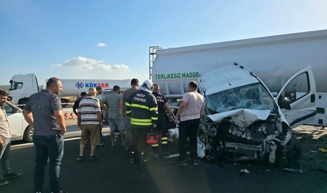 Hatay’da tankerle çarpışan hafif ticari araçtaki 3 kişi yaralandı. Kaza,