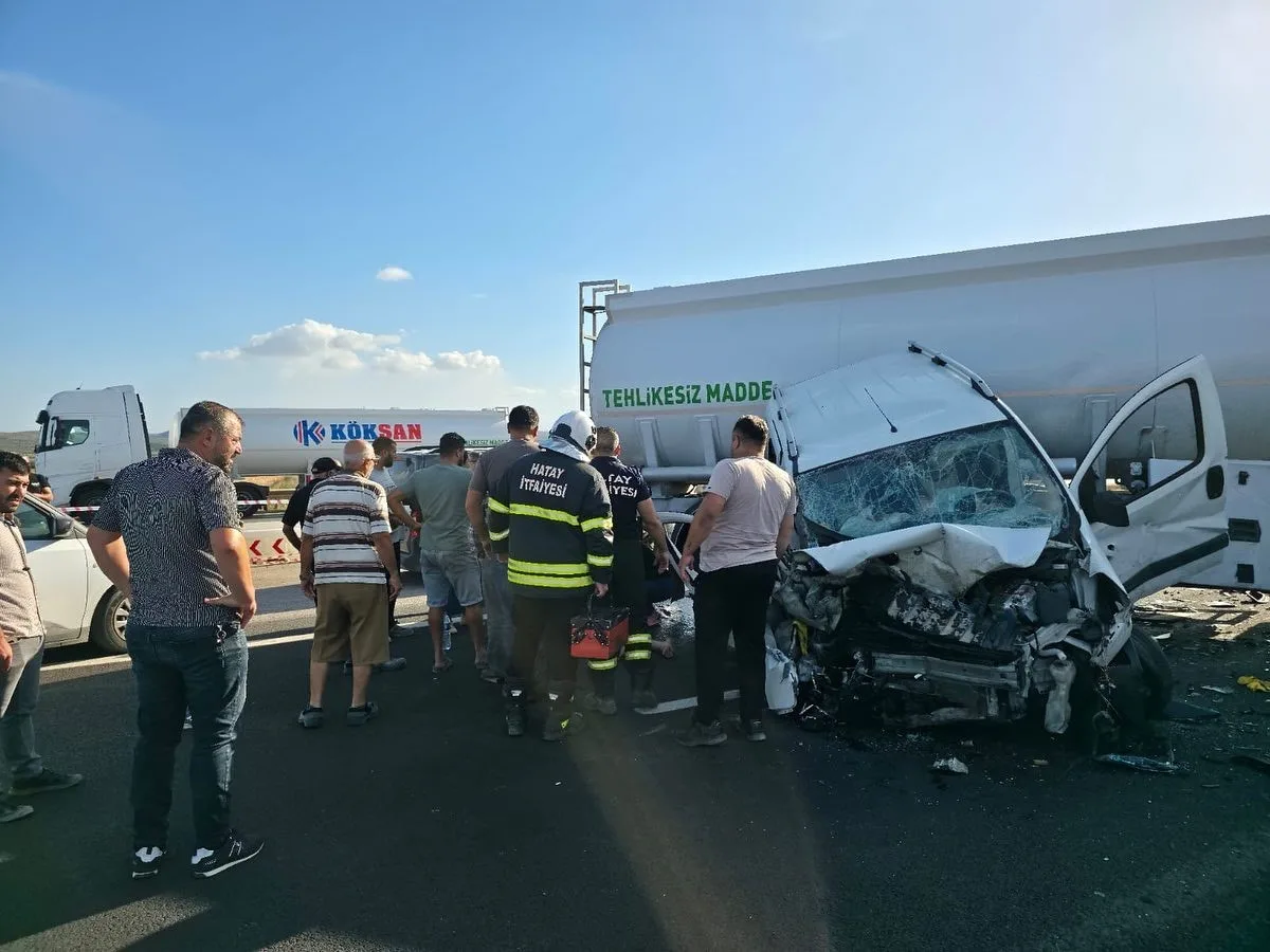 Hatay’da tankerle çarpışan hafif ticari araçtaki 3 kişi yaralandı. Kaza,