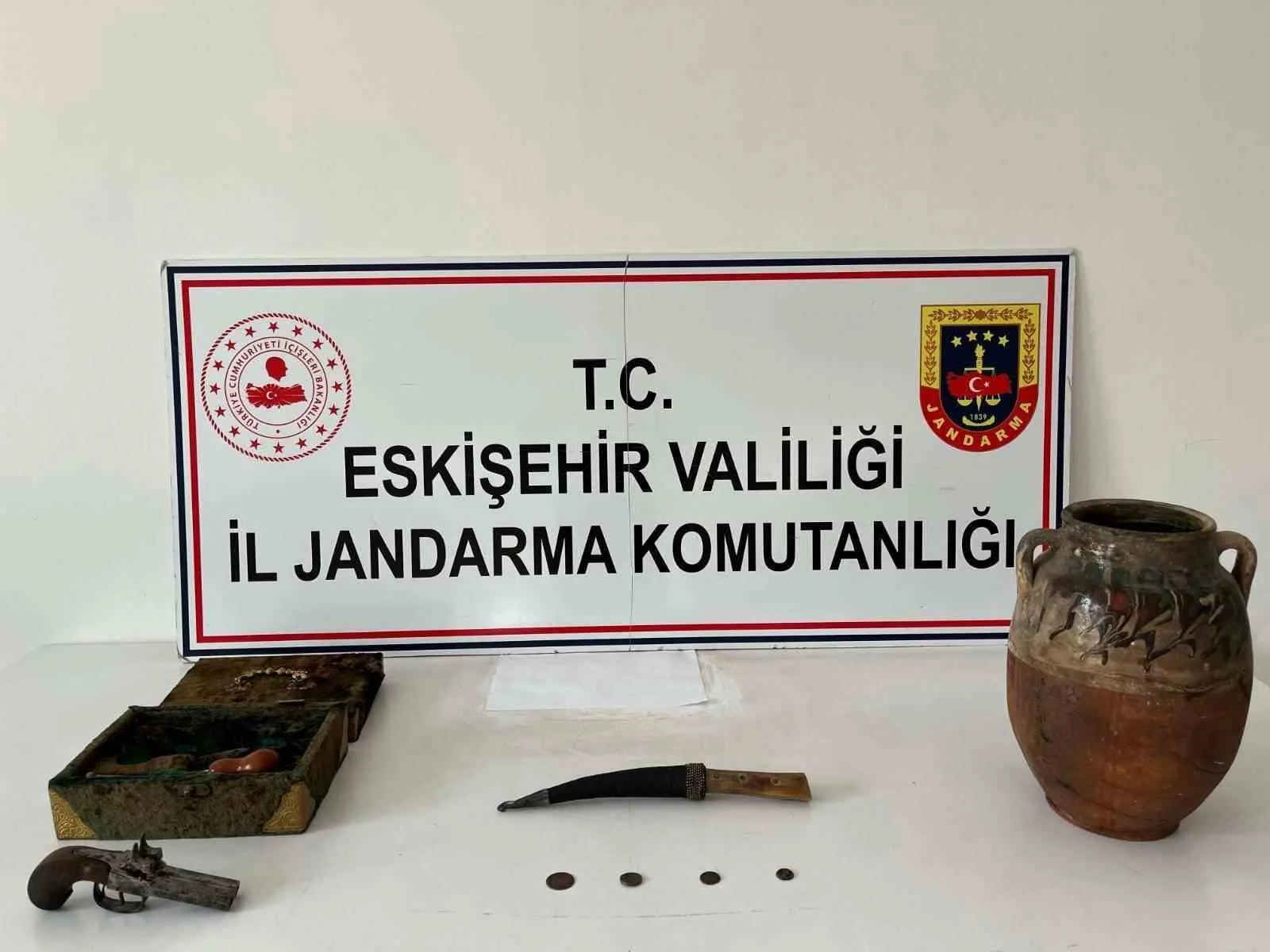 Eskişehir’de jandarma ekiplerince tarih eser satmak için müşteri arayan şüpheli