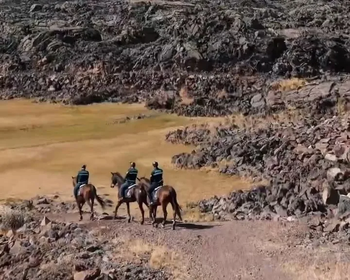 Van İl Jandarma Komutanlığı’na bağlı Atlı Jandarma Timleri, vatandaşların huzur