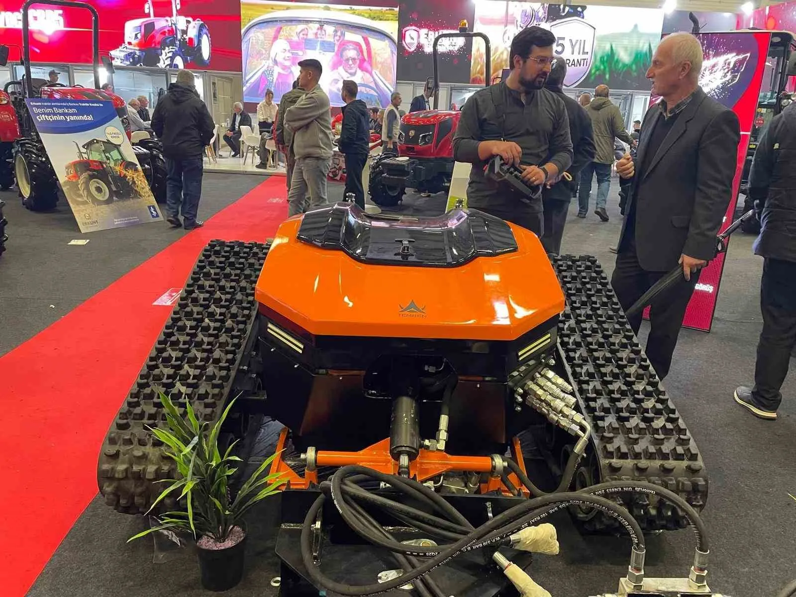 Türk mühendislerce üretilen uzaktan kumandalı tarım makinesi, tarlada çiftçinin dostu